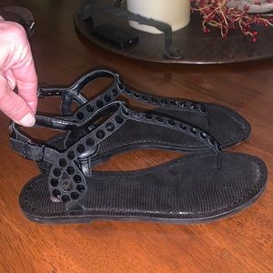 GIANNI BINI GB  BLACK LEATHER STUDDED THONG SANDALS 6.5